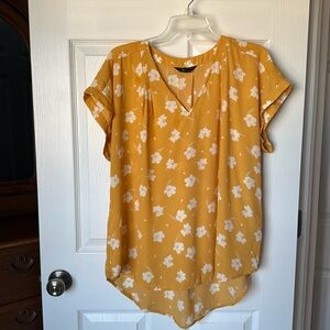 Simply Vera Wang lgt orange/darker yellow w/ white floral print flowy top - XL